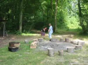 scene bij kampvuurplek.webp